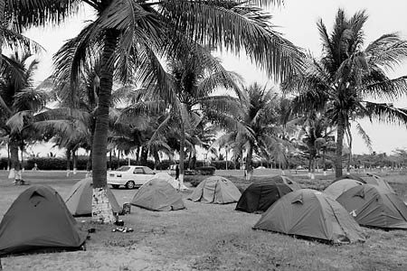 三亚酒店春节价高无市 游客搭帐篷海边过夜