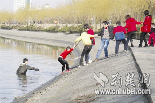 警民搭人链合力救起三名落水儿童(图)