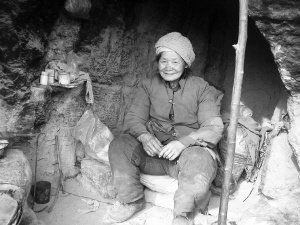 老人山洞内居住七八年无人知其来历(图)