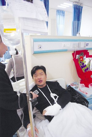 公交司机关车门堵小偷被挑断肌腱(图)