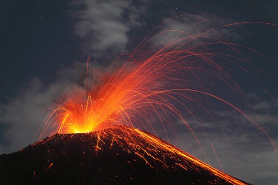 夜间,印尼苏门答腊喀拉喀托火山正经历一次斯特隆布利式火山喷发.