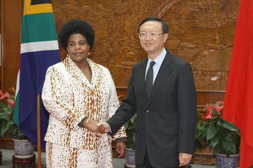 中国外长与南非国际关系与合作部长举行会谈