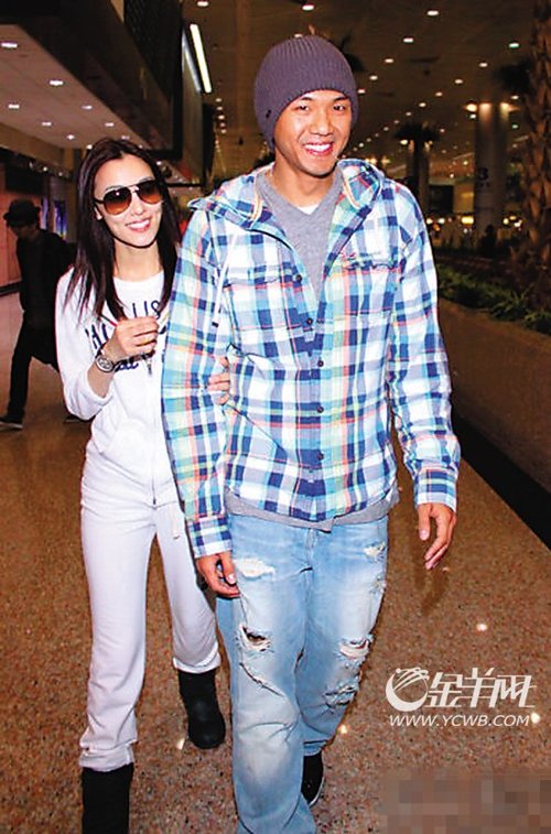 黑人范范幸福返台秀婚戒