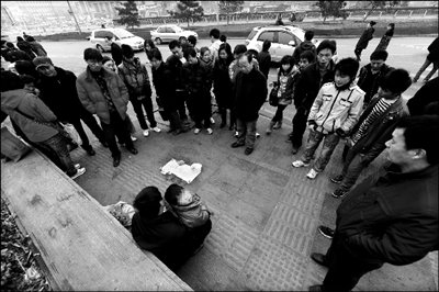 妻子与网友私奔 残疾男子街头求人收养幼女