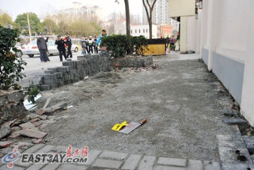 持刀男子被击毙后，凶刀掉落在江苏路现场的路面上。来源：东方网 