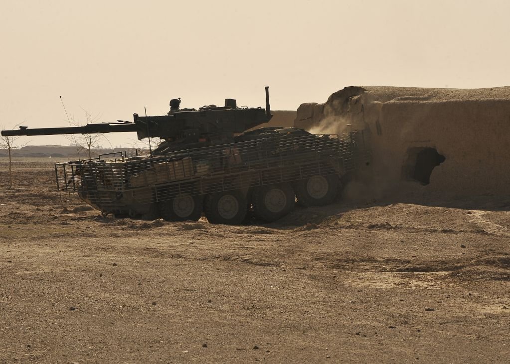 高清组图:驻阿美军装甲车强拆民房摧枯拉朽