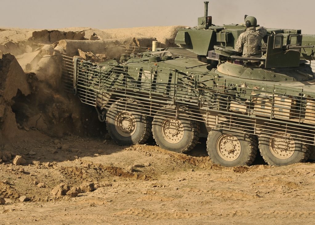 高清组图:驻阿美军装甲车强拆民房摧枯拉朽