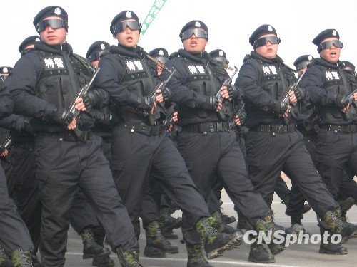 组图:辽宁巡特警举行汇报演练