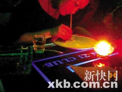 广东韶关疯狂夜总会专派小姐陪客吸毒(组图)