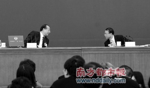 发布会上，赵启正(左)与全国政协办公厅新闻局局长张敬安交流意见。 本报记者　马强　摄