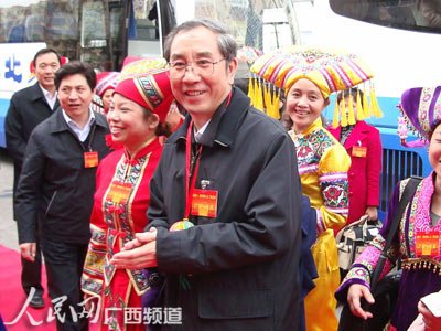3月2日中午，全国人大代表、广西壮族自治区主席马飚随团抵达驻地，受到工作人员的热烈欢迎