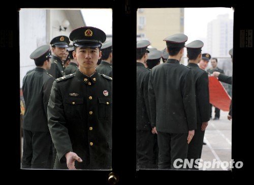 图：北京卫戍部队强化全国两会驻地警卫任务