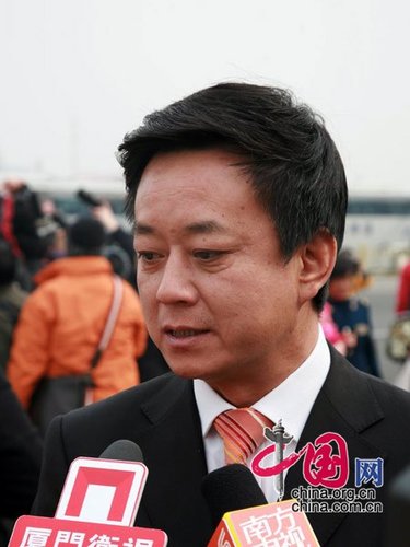图文：政协委员朱军接受记者采访