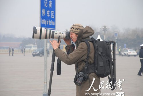 图文：外国记者在人民大会堂外专心摄影