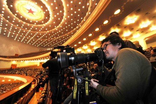 图文：日本共同社记者在拍摄大会现场