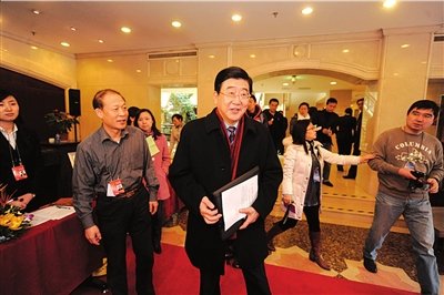 孟学农重回北京团 行事低调笑拒采访