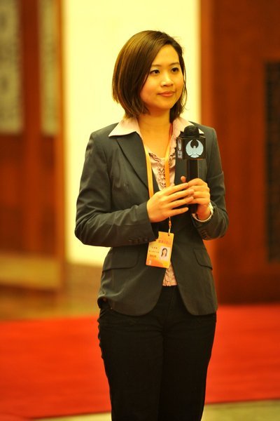 2010年3月3日， 众多美女记者成为全国政协十一届三次会议开幕会的一道靓丽风景线。