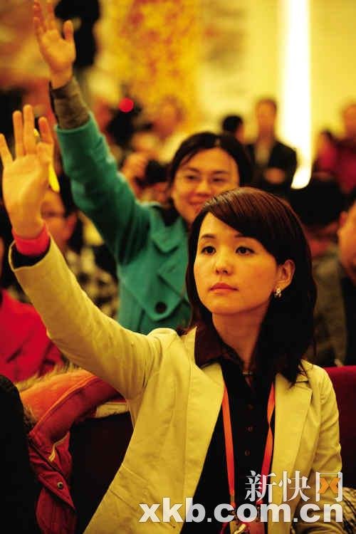 两会花絮:倪萍转行做娱记