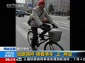 视频：政协委员濮存昕骑自行车上两会
