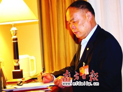 2010全国两会 正文广州白云区江高镇江村村党委书记谭钜添代表  十一