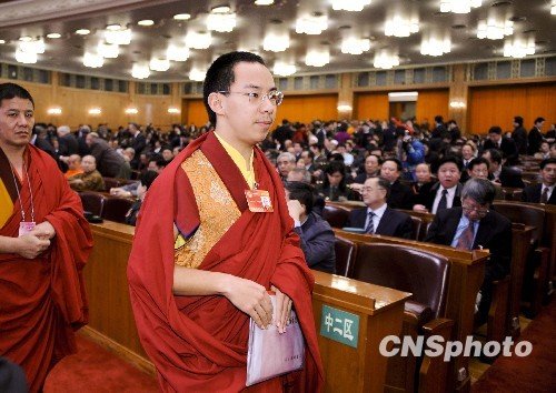 十一世班禅亮相政坛 称担负维护国家统一任务
