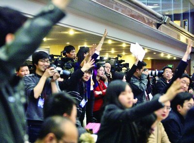 记者们踊跃举手,希望得到提问的权利。南方日报特派记者张由琼摄