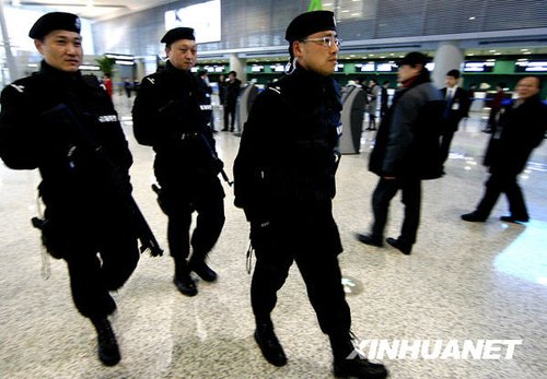 组图:特警亮相上海浦东、虹桥两大国际机场