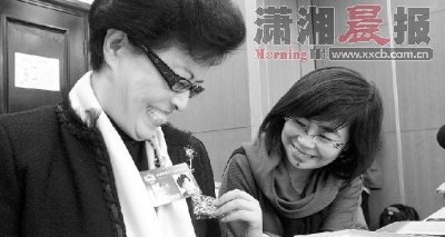 三八妇女节临近女委员收到节日小礼物(图)_新闻_