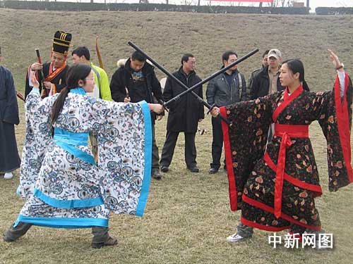 西安汉服爱好者盛妆迎接“三八妇女节”（组图）