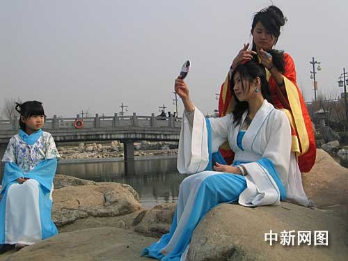 西安汉服爱好者盛妆迎接“三八妇女节”（组图）