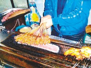 打工仔爆烤肉摊黑幕:用羊尿泡死猫肉当羊肉卖