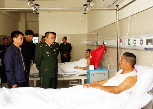 3月7日,云南省边防总队总队长那顺巴雅尔(中)等到医院看望和慰问伤者.