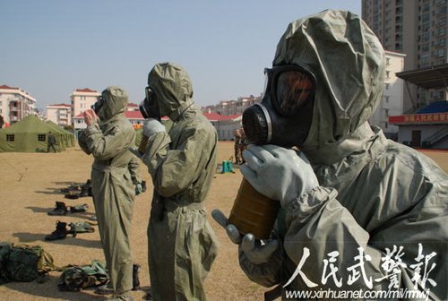 戴上防毒面具准备进入染毒区域图片来源:人民武警报