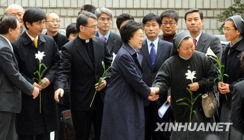 韩国前国务总理韩明淑因涉嫌受贿出庭受审