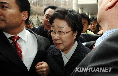 韩国前国务总理韩明淑因涉嫌受贿出庭受审