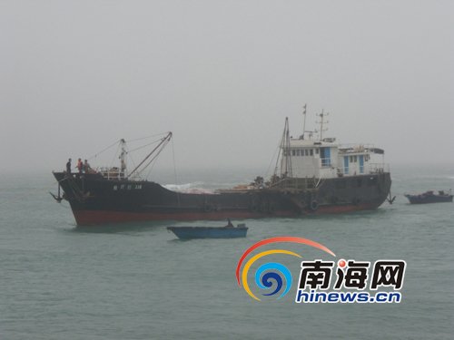 海南军警***手抢救粤籍遇险船 13名船员脱险