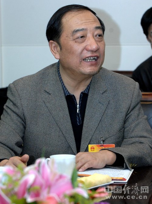 闫汾新:大力发展戈壁产业 拓展农业发展空间