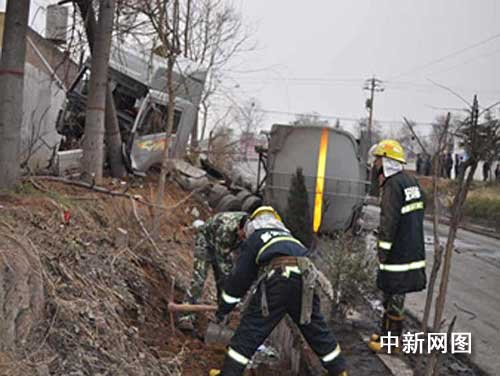 洛阳一罐车冲出路面侧翻 50吨甲醇泄露