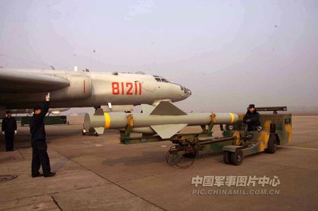 轰6轰炸机正准备挂载yj-83k空舰导弹.(中国军网 王朝武 摄)