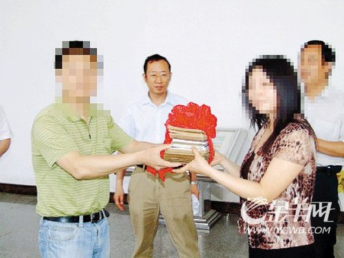 女职员举报局长发黄色短信调戏