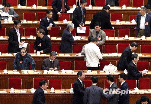 在全体大会上作发言的48名全国政协委员来自社会各界,经过一年的调查