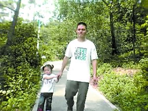 3岁男孩捐骨髓救4岁地贫姐姐(组图)