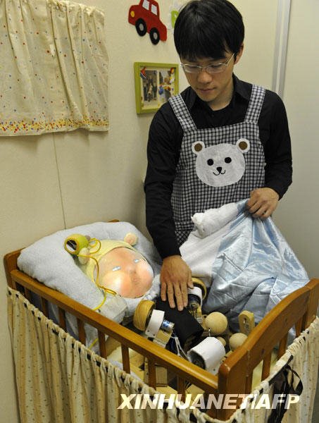 组图：日本推出仿真婴儿机器人“代太郎”