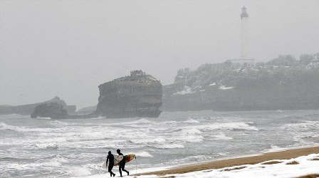 欧遭半世纪来最严重暴雪袭击 数千民众被困