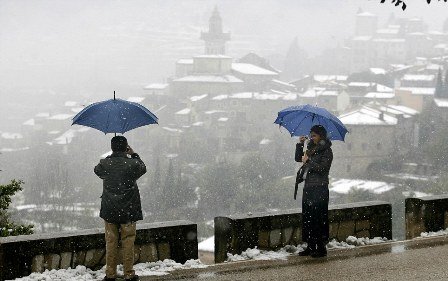 欧遭半世纪来最严重暴雪袭击 数千民众被困