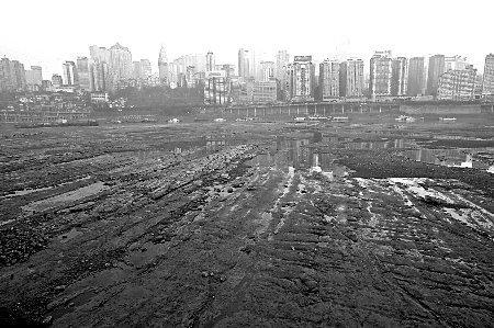 网上现2012版重庆朝天门 两江枯成大峡谷(图)