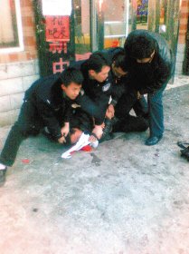 杀人者被擒谎称藏炸药 派出所内自称阎王转世