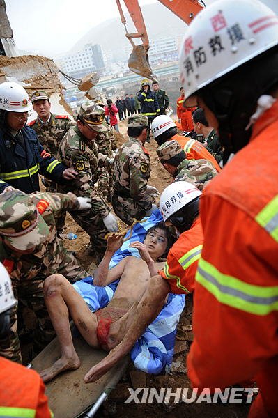 陕西子洲山体滑坡续:男孩被埋54小时获救(图)