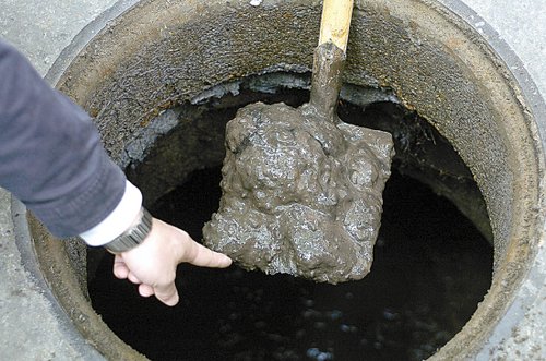 水浸街"罪魁祸首":工地泥浆堵住排水管!