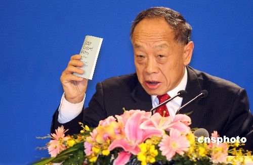 三月七日,十届全国人大四次会议在人民大会堂举行记者招待会,外交部部长李肇星就国际形势和中国的外交政策回答了中外记者的提问,图为李肇星在回答记者提问时重申中国的外交政策。作者:盛佳鹏